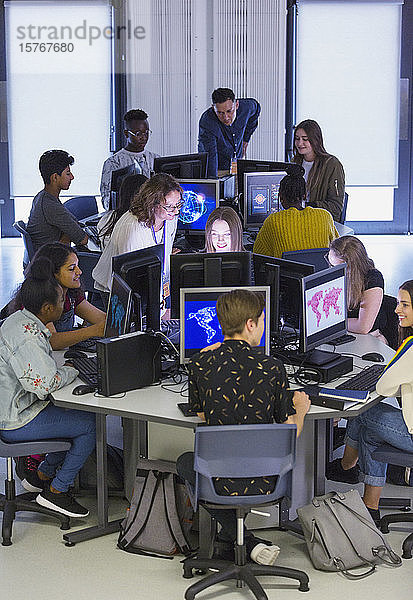 Schüler und Lehrer der Mittelstufe nutzen Computer im Computerraum