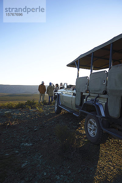 Safari-Gruppe und Geländewagen auf einem Hügel in Südafrika