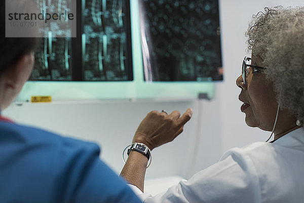 Ärztinnen besprechen Röntgenbilder im Krankenhaus