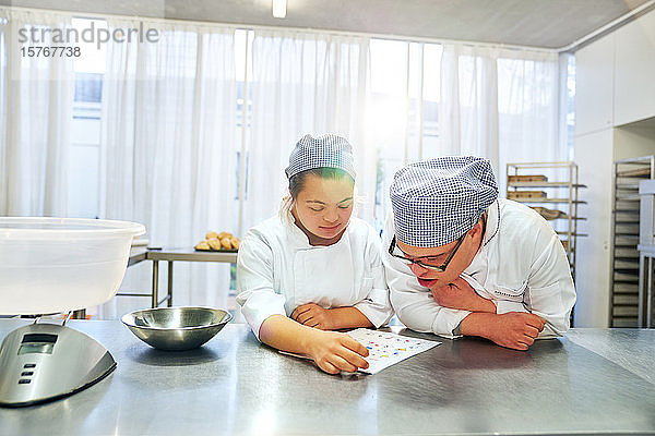 Schüler mit Down-Syndrom lernen in der Küche zu backen