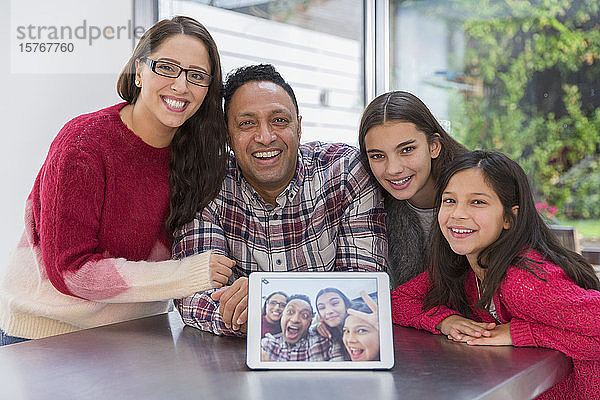 Porträt einer glücklichen Familie mit digitalem Tablet-Selfie