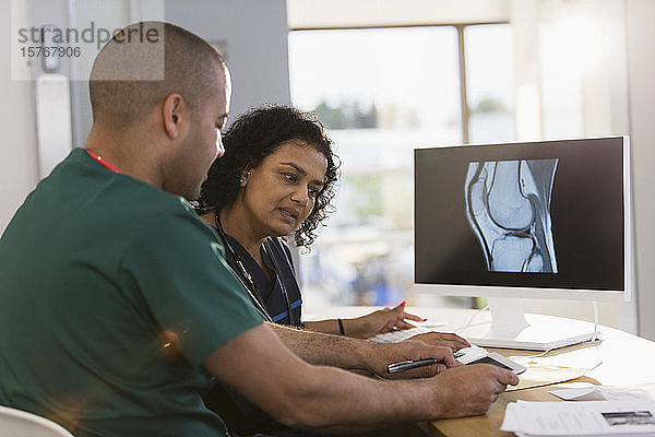 Krankenschwestern besprechen digitales Röntgen in der Klinik