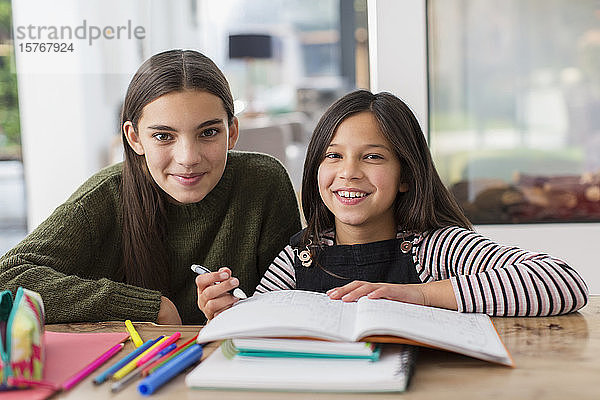 Porträt glückliche Schwestern Färbung  tun Hausaufgaben
