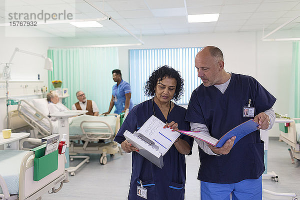 Ärzte mit Krankenblättern bei der Visite  Beratung in der Krankenstation
