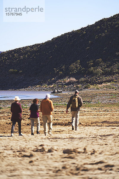 Safari-Gruppe beobachtet Nashörner in der Ferne Südafrika