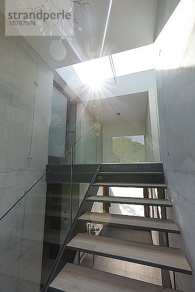 Sonnenlicht  das durch ein Oberlicht über einer modernen Treppe im Haus scheint