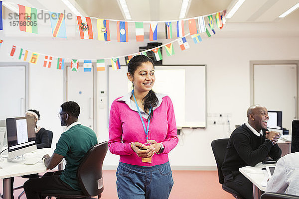 Lächelnde  selbstbewusste Dozentin einer Volkshochschule im Computerlabor