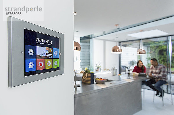 Touchscreen des Smart Home-Navigationssystems an der Küchenwand