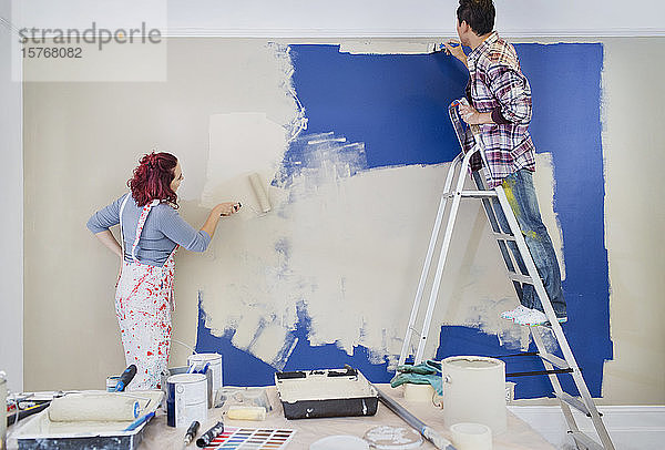 Ehepaar beim Renovieren  Wand streichen