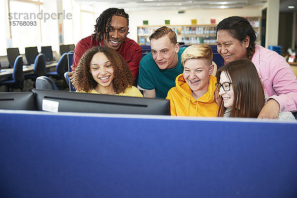 Gymnasiasten benutzen Computer in der Bibliothek
