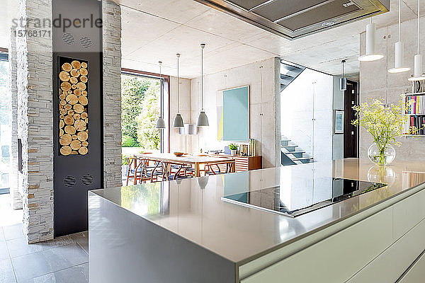 Moderne offene Küche und Esszimmer