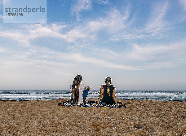 Ehepaar entspannt sich am ruhigen Strand von Kiama  Australien