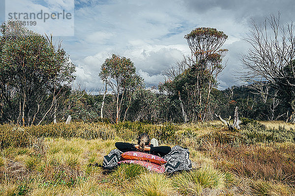 Unbeschwerte Frau entspannt sich im Wald Alpine National Park Australien