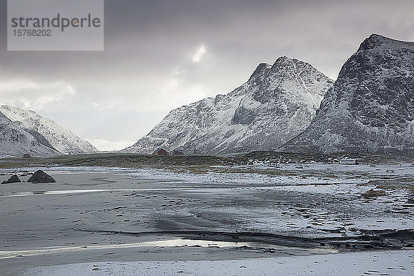 Landschaftliche Aussicht schneebedeckte Berge Skagsanden Lofoten Norwegen