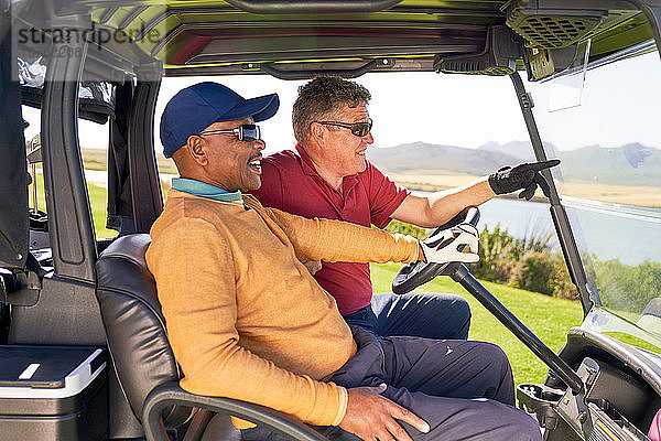 Reife Männer im Golfwagen