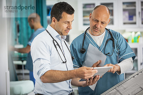 Männliche Ärzte verwenden digitales Tablet im Krankenhaus