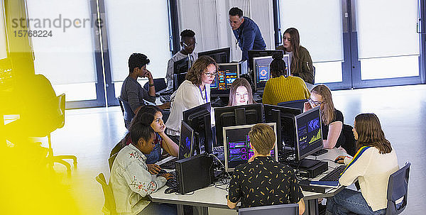 Schüler der Mittelstufe benutzen Computer im Computerraum
