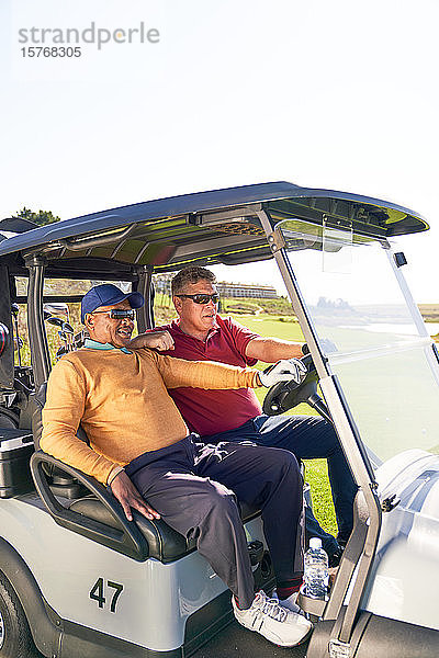 Ältere männliche Golfer fahren im Golfwagen