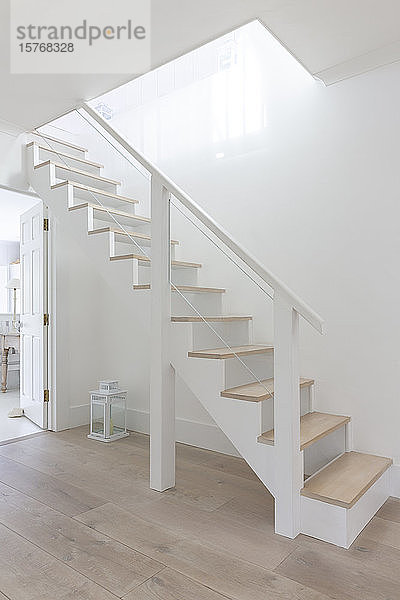 Einfache Treppe in Weiß und Holz im Foyer des Hauses