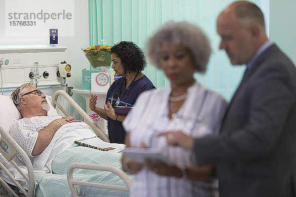 Arzt auf Visite  Gespräch mit älterem Patienten im Krankenhauszimmer