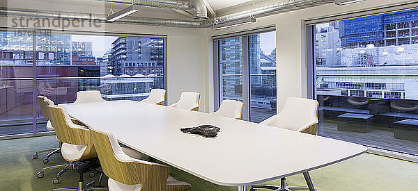 Konferenztisch in einem modernen  städtischen Konferenzraum