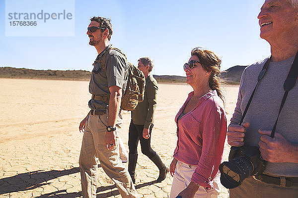Safari-Reiseleiter und Gruppenwanderung in der trockenen Wüste Südafrikas