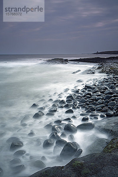 Felsen mystischer Ozean Cullernose Point Craster Northumberland UK