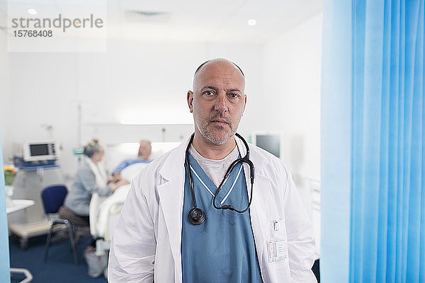 Porträt eines zuversichtlichen  ernsten männlichen Arztes in einem Krankenhauszimmer