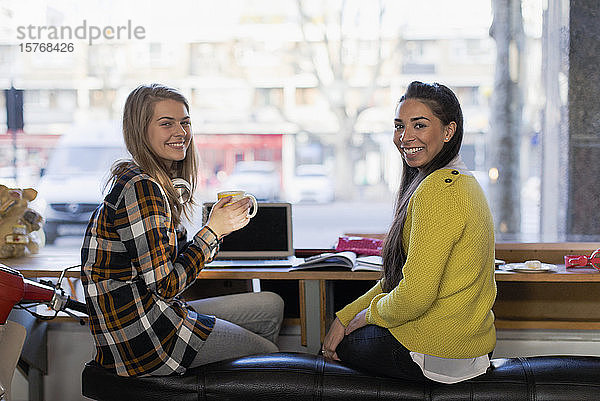Porträt selbstbewusster junger Studentinnen  die in einem Café lernen
