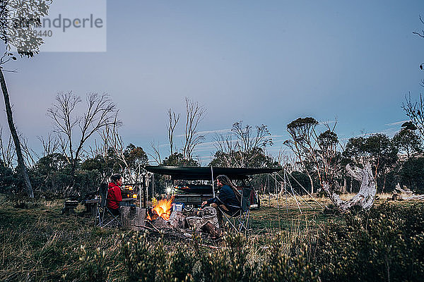 Ehepaar entspannt sich am Lagerfeuer im Alpine National Park Australien