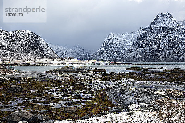 Majestätischer Blick auf Berge und Dorf Flakstadpollen Lofoten Norwegen