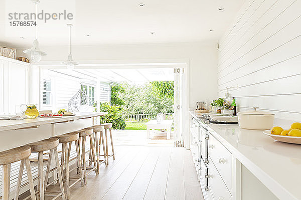 Einfaches  weißes Haus mit offener Küche zum Innenhof