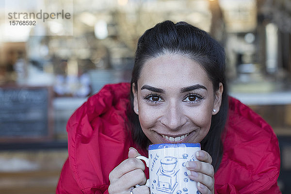 Nahaufnahme Porträt glückliche junge Frau trinkt Kaffee