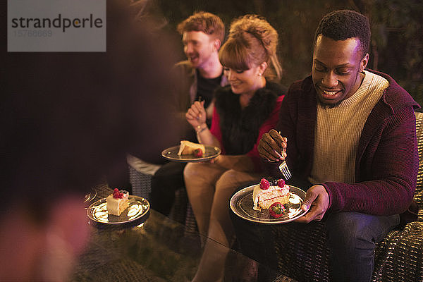 Freunde feiern Geburtstag  essen Kuchen auf der Veranda