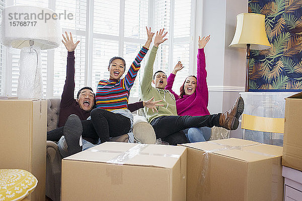 Porträt verspielter Freunde  die eine Pause vom Umziehen  Feiern und Jubeln einlegen