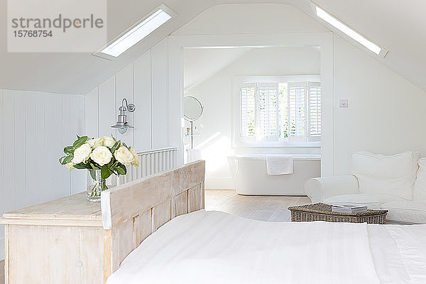 Weißes Musterschlafzimmer in A-Bauweise mit eigenem Bad