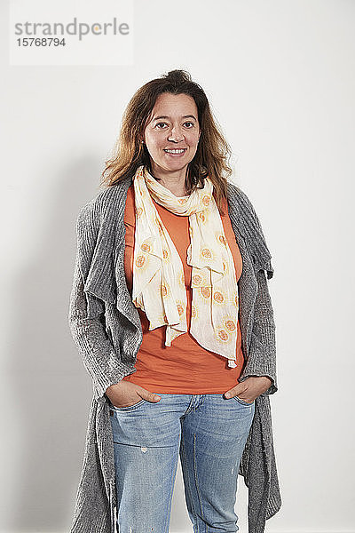 Porträt selbstbewusste Frau mit Schal  Pullover und Jeans