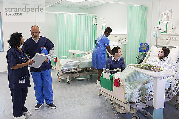 Ärzte  Krankenschwester und Patient auf der Krankenstation