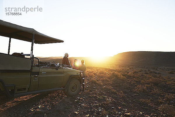 Safari-Gruppe bei Sonnenuntergang im Geländewagen Südafrika