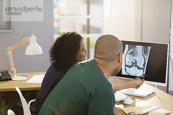 Beratende Ärzte  die Röntgenbilder am Computer in einer Arztpraxis untersuchen