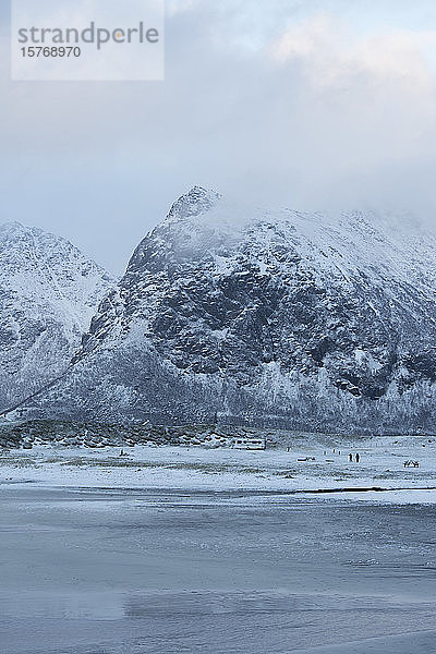 Schneebedeckte Berglandschaft Skagsanden Lofoten Norwegen