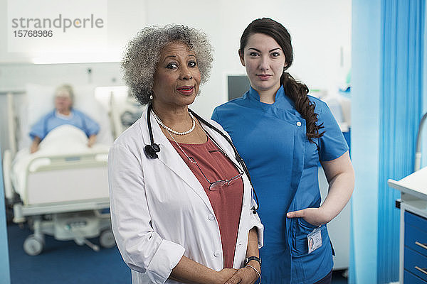 Porträt selbstbewusste Ärztin und Krankenschwester im Krankenhauszimmer