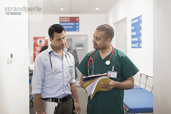 Männlicher Arzt und Chirurg bei der Visite im Krankenhauskorridor