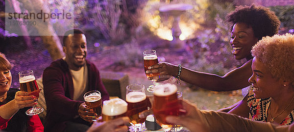 Freunde stoßen auf einer Party mit Biergläsern an