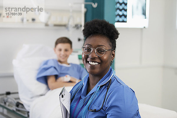 Porträt selbstbewusste Krankenschwester im Krankenhauszimmer