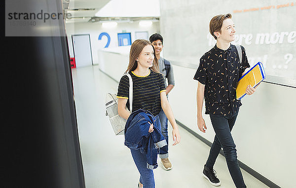 Schüler der Junior High gehen im Korridor