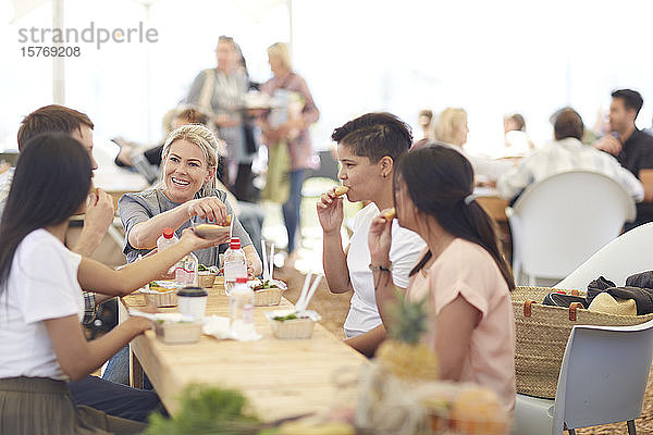 Freunde genießen das Mittagessen auf dem Bauernmarkt