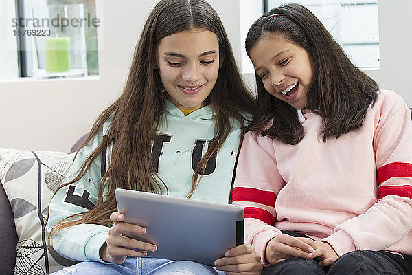 Lächelnde Schwestern mit digitalem Tablet