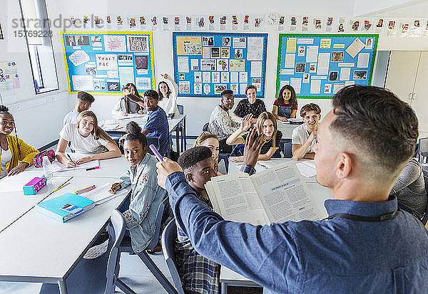 Gymnasiallehrer fordert Schüler während des Unterrichts im Klassenzimmer auf