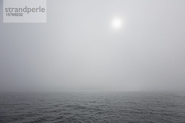 Dichter grauer Nebel über dem himmlischen Atlantik